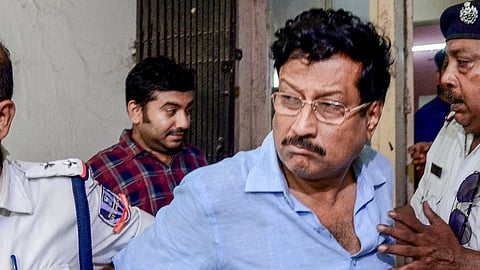 மிரட்டி பணம் பறித்தல் வழக்கில் கைது: திரிணாமுல் காங்கிரஸ் தலைவர் மீது முட்டை, மாட்டுச் சாணம் வீசிய மக்கள்