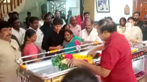 VIDEO - பாரதிராஜா உடலை கண்டு கதறி அழுத மனைவி; கோபப்பட்ட கங்கை அமரன்; சமாதானப்படுத்திய ராதிகா