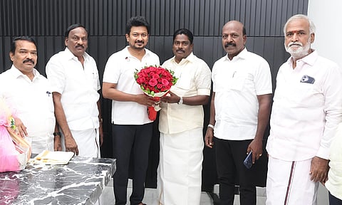தி.மு.க.-வில் இணைந்த பெஞ்சமின், உதயநிதியை நேரில் சந்தித்து வாழ்த்து 