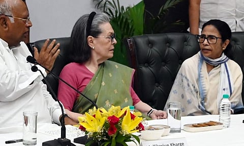 அழிவின் விளிம்பில்..  தாய் கட்சி காங்கிரஸில் கரையும் திரிணாமுல் காங்கிரஸ்? - விளக்கம் 