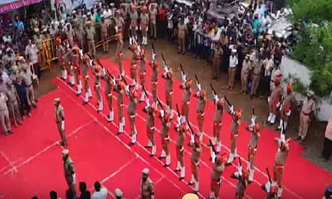 துப்பாக்கி குண்டுகள் முழங்க பாரதிராஜாவின் உடல்  முழு அரசு மரியாதையுடன் நல்லடக்கம்