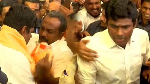 கோவை விமான நிலையத்தில் அண்ணாமலைக்கு உற்சாக வரவேற்பு அளித்த ஆதரவாளர்கள்