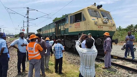 தாம்பரம் அருகே ரெயில் என்ஜின் தடம் புரண்டதால் பரபரப்பு