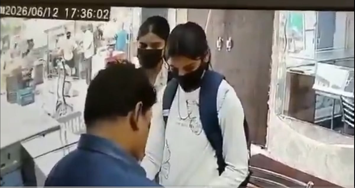 நகைக்கடையில் ஸ்பிரே அடித்து கொள்ளையடிக்க முயன்ற சிறுமிகள்: பீகாரில் அதிர்ச்சி வீடியோ..!