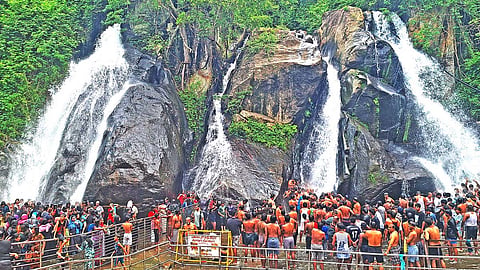 விடுமுறை தினத்தில் அலைமோதிய கூட்டம்: குற்றாலம் அருவிகளில் சுற்றுலா பயணிகள் உற்சாக குளியல்