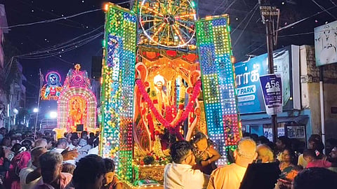 புனித அந்தோணியர் ஆலய திருவிழாவில் சீர்வரிசை எடுத்து சென்ற இந்துக்கள்- தேர்பவனியில் திரளானோர் பங்கேற்பு