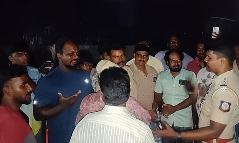மறியலில் ஈடுபட்ட மக்களிடம் போலீசார் பேச்சுவார்த்தை நடத்திய போது எடுத்த படம்.