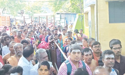 அமாவாசையை முன்னிட்டு தாணிப்பாறை வனத்துறை கேட் முன்பு குவிந்த பக்தர்கள் கூட்டம்.