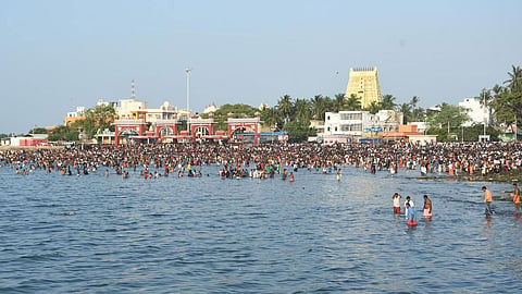 வைகாசி அமாவாசை: ராமேசுவரம் அக்னி தீர்த்த கடலில் திரளான பக்தர்கள் புனித நீராடல்!