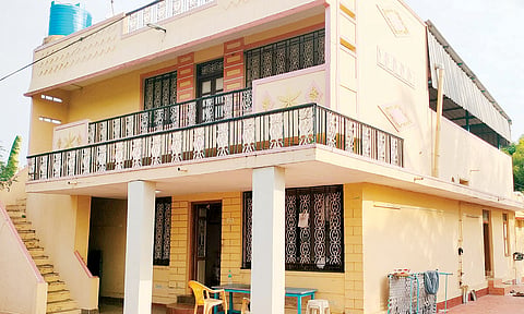 கொள்ளை நடந்த வீட்டை படத்தில் காணலாம்.