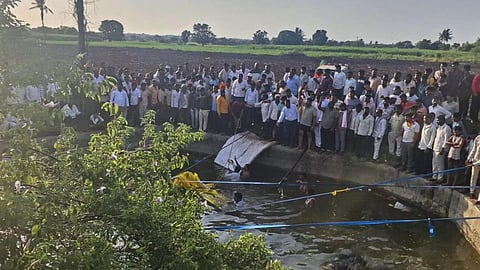 மகாராஷ்டிரா: கட்டுப்பாட்டை இழந்து கிணற்றில் பாய்ந்த வாகனம் - 8 பக்தர்கள் பலி