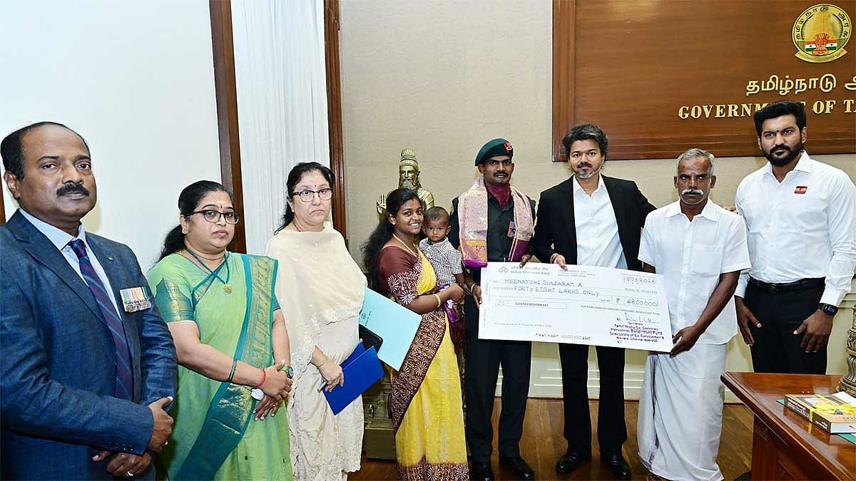 கீர்த்தி சக்ரா விருது பெற்ற ராணுவ வீரரை நேரில் அழைத்து பாராட்டிய முதலமைச்சர் விஜய்