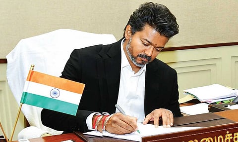 சாலை விபத்தில் உயிரிழந்த காவலரின் குடும்பத்துக்கு ரூ.30 லட்சம் நிதியுதவி- முதலமைச்சர் விஜய் அறிவிப்பு