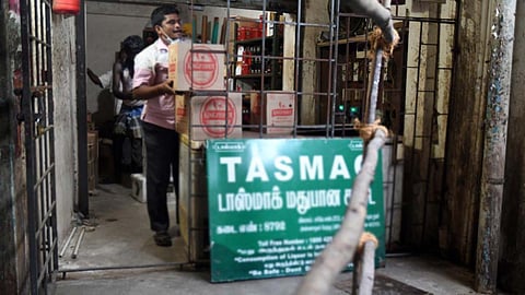 மது பாட்டிலுக்கு கூடுதலாக 10 ரூபாய் வசூல் - டாஸ்மாக் ஊழியர்கள் 200 பேர் சஸ்பெண்டு