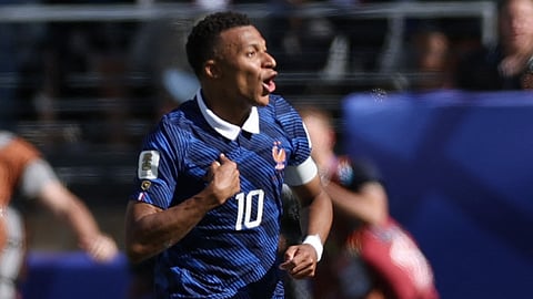 உலகக் கோப்பை கால்பந்து: மெஸ்ஸியை பின்னுக்குத் தள்ளி அசத்தல் சாதனை படைத்த எம்பாப்பே
