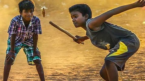இந்தியாவில் தெருக்களில் விளையாடப்பட்ட ''கிட்டி புல்'' உலகளாவிய விளையாட்டாக உருவெடுக்கிறது