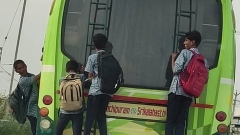 பஸ்சின் பின்புறம் தொங்கியபடி மாணவர்கள் ஆபத்தான பயணம்