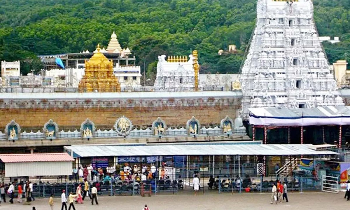 திருப்பதியில் பக்தர்கள் குவிந்தனர்- 24 மணி நேரம் காத்திருந்து சாமி தரிசனம்