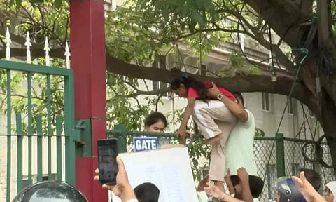 காங்கிரஸின் பேரணியால் நீட் மறுதேர்வை தவறவிட்ட 3 மாணவிகள் - தேர்வு மையத்தில் கதறி அழுத சோகம்