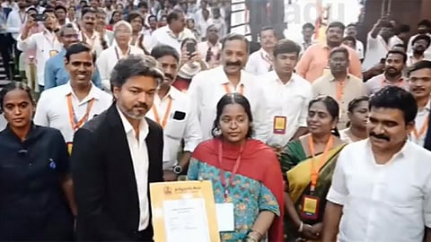 நிறைமாத கர்ப்பிணிக்கு மேடையில் இருந்து இறங்கி சென்று பணி நியமன ஆணை வழங்கிய முதலமைச்சர்