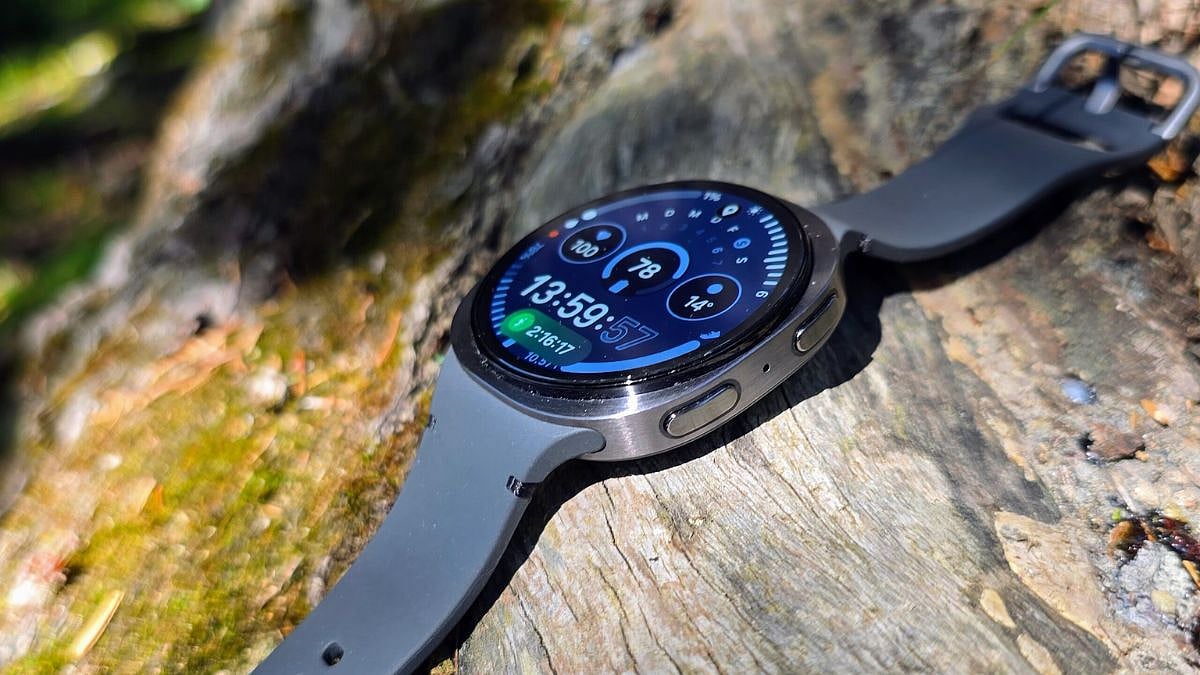 Samsung Smartwatch | மூச்சுத்திணறல், இதயத்துடிப்பு கண்காணிக்கும் வகையில் வடிவமைப்பு
