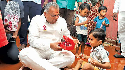 அங்கன்வாடி மையத்தில் அமைச்சர் என்.ஆனந்த் திடீர் ஆய்வு 