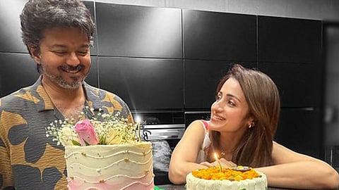 திரிஷாவுடன் பிறந்தநாள் கொண்டாட்டம்: விஜய் அணிந்திருந்த சட்டை விலை எவ்வளவு?
