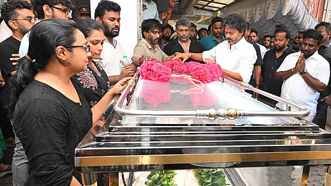 பாக்யராஜ் உடலுக்கு முதலமைச்சர் விஜய் நேரில் அஞ்சலி