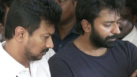 பாக்யராஜ் உடலுக்கு உதயநிதி ஸ்டாலின், கனிமொழி அஞ்சலி