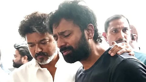 தந்தையின் இறுதிச் சடங்குக்கு அரசு மரியாதை: இதயம் கூப்பிய நன்றி அண்ணா... சாந்தனு