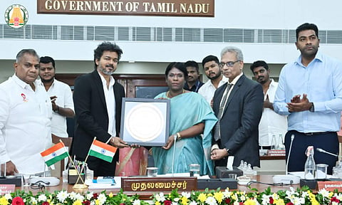 சிறந்த மாவட்ட ஆட்சியருக்கான விருதைப் பெற்றார் அழகுமீனா!