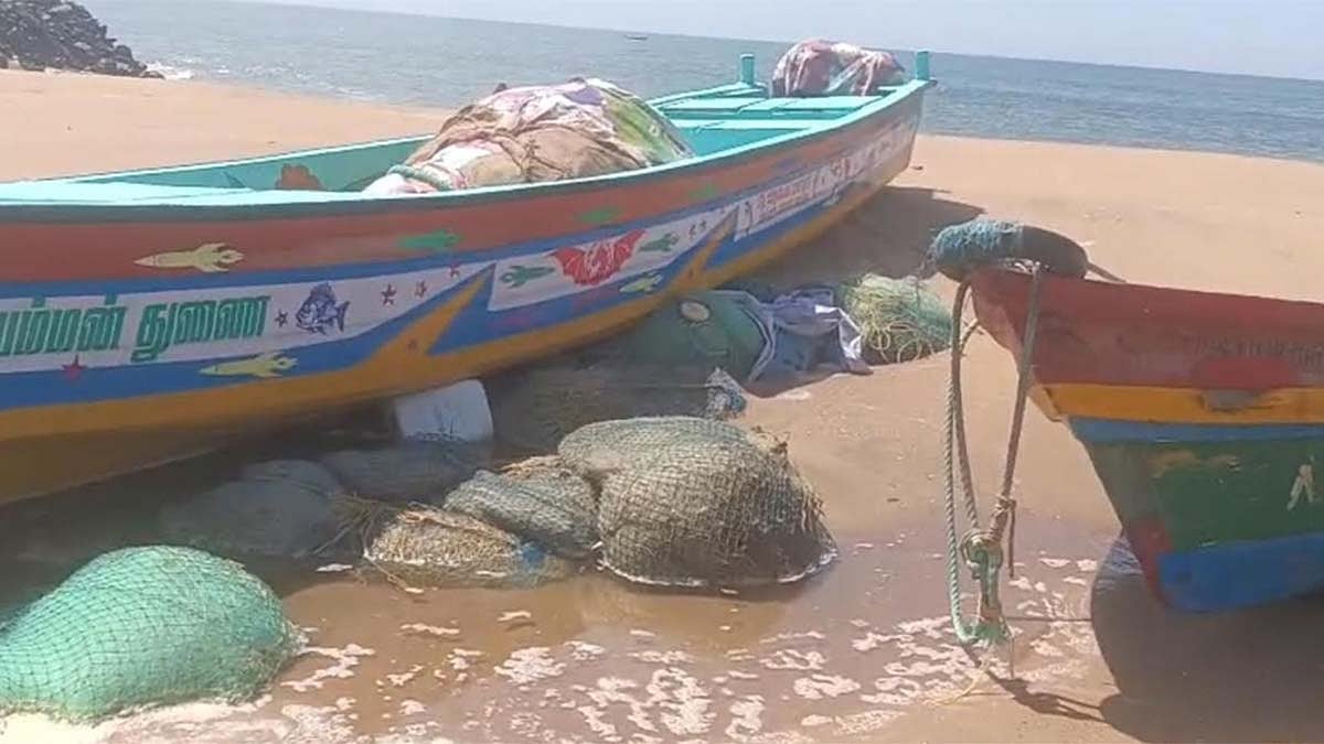 புதுச்சேரியில் திடீர் கடல் சீற்றம் - படகுகள் சேதம்
