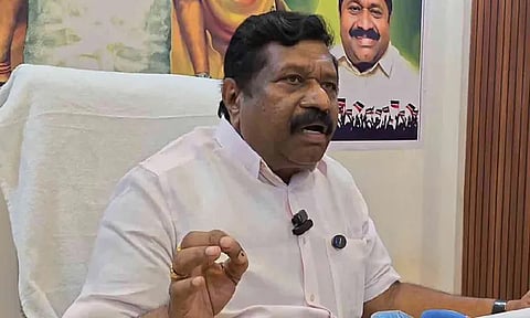 அதிமுக ராஜிநாமா தொகுதிகளில் இடைத்தேர்தல் நடத்தக்கூடாது - இன்பதுரை எம்.பி. தேர்தல் ஆணையத்தில் மனு!