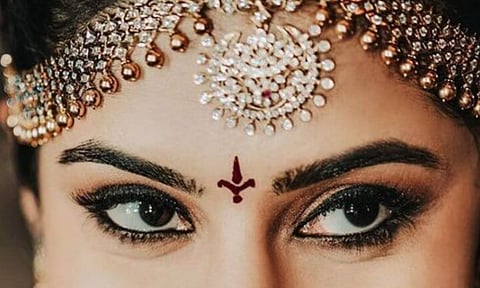 நெற்றியில் வைக்கும் பொட்டு: முக அமைப்பிற்கு ஏற்றவாறு தேர்ந்தெடுப்பது எப்படி?