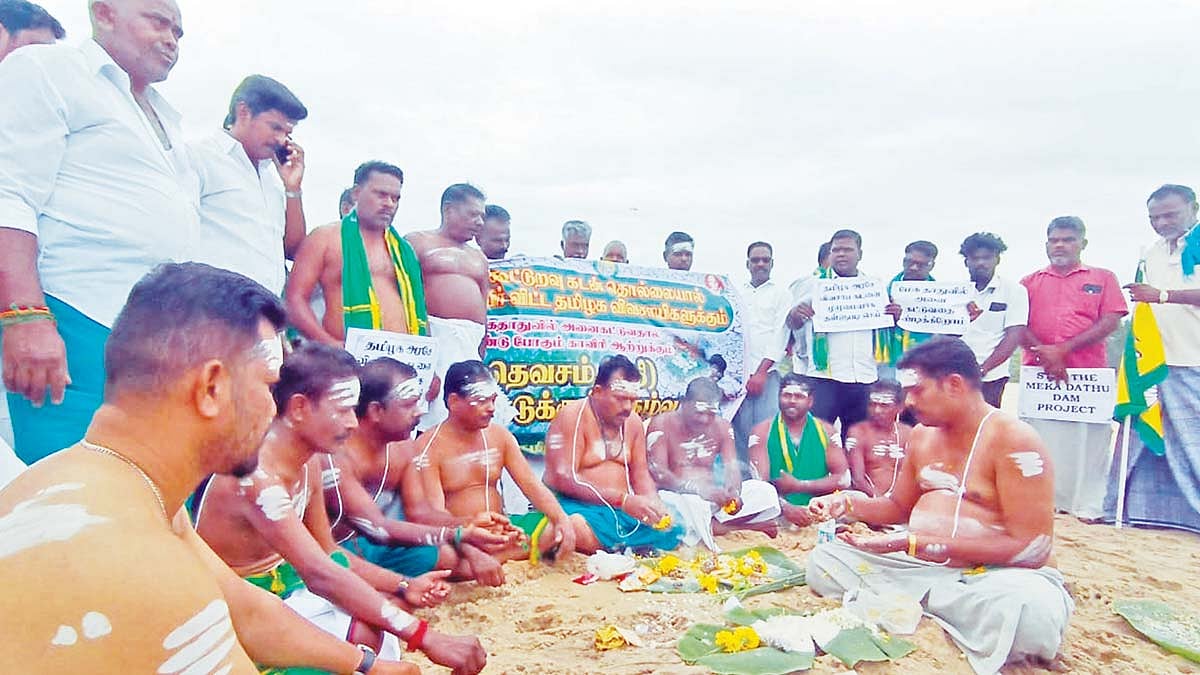 பயிர் கடன்களை முழுமையாக ரத்து செய்யக்கோரி விவசாயிகள் நூதன போராட்டம்