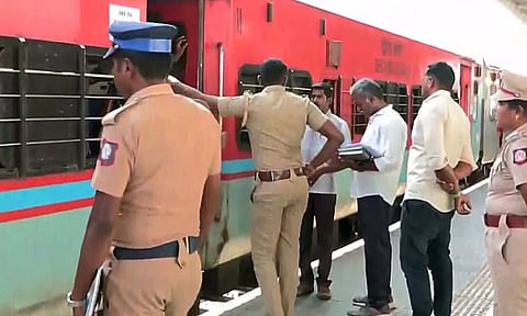 தமிழகத்திலிருந்து 50 வங்கதேசத்தினர்  நாடுகடத்தலுக்காக மேற்கு வங்கம் அனுப்பி வைப்பு 