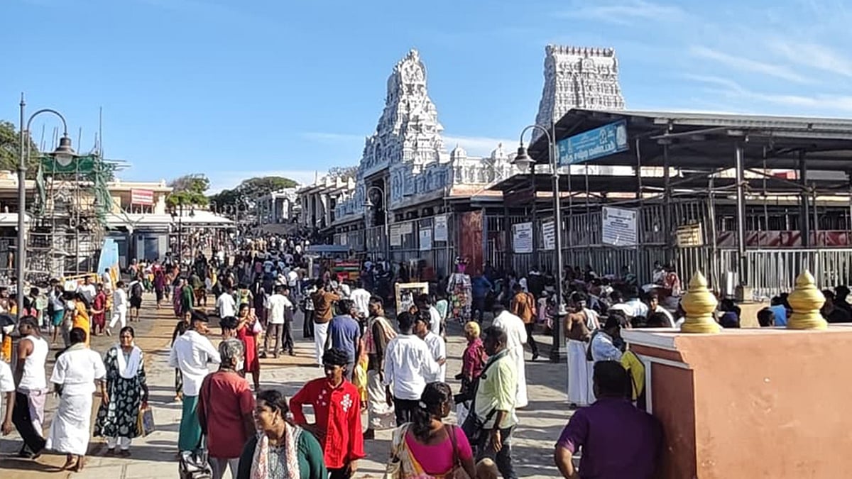 திருச்செந்தூர் கோவிலில் 5 மணி நேரம் காத்திருந்து பக்தர்கள் சாமி தரிசனம்