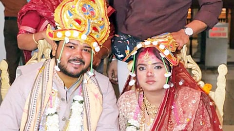கணவர் அரஸ்து சிக்காவுடன் ஆக்ரிதி