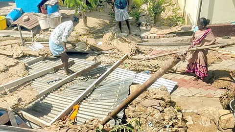 போடி சுற்றுவட்டார பகுதியில்  பலத்த சூறாவளி காற்றுக்கு மேற்கூரைகள் பெயர்ந்து விழுந்து சேதம்