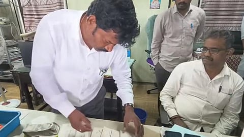 ஓசூர் ஜூஜூவாடி சோதனைச் சாவடியில் லஞ்ச ஒழிப்புத்துறை அதிகாரிகள் திடீர் சோதனை