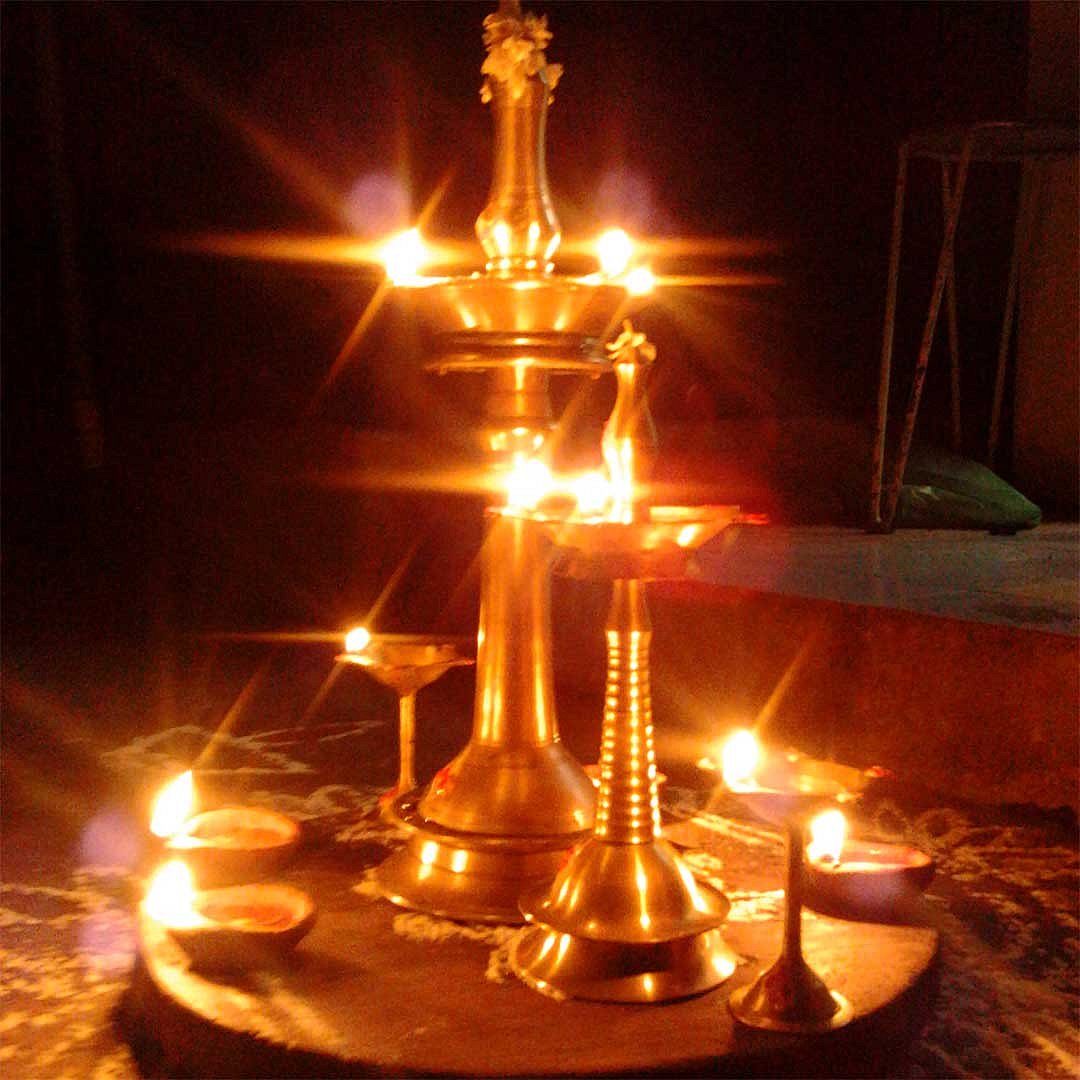 விளக்கு ஏற்றும் எண்ணெய்களும் அதன் பலன்களும்