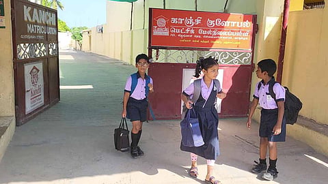 மின்தடையை காரணம் காட்டி பள்ளிக்கு விடுமுறை விட்ட தனியார் பள்ளி நிர்வாகம்