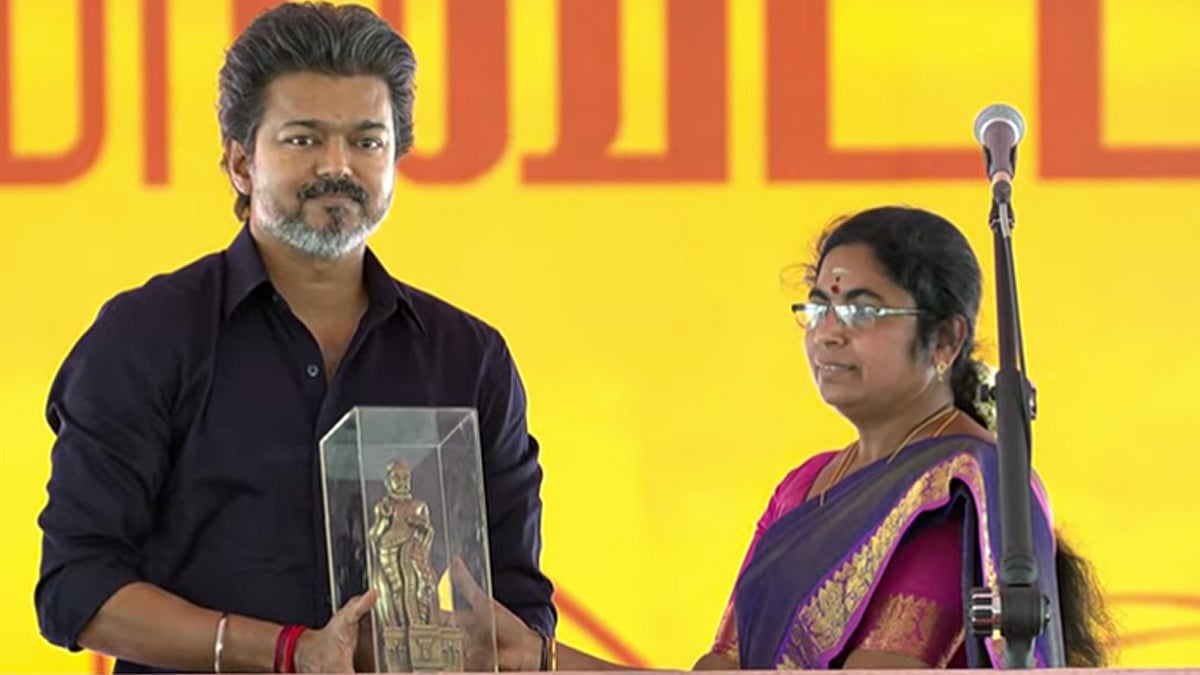 கரூர் மக்கள் சந்திப்பு கூட்டம் தொடங்கியது... முதலமைச்சர் விஜய்க்கு திருவள்ளூவர் சிலை பரிசளிப்பு
