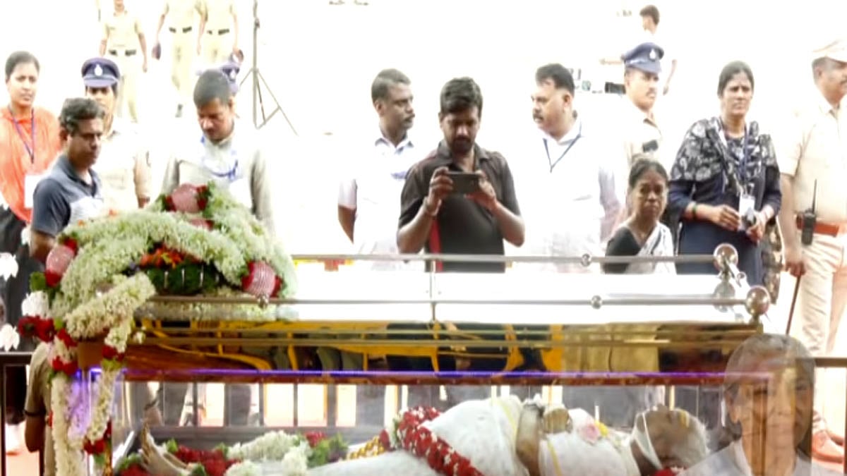 மைசூரு மகாராஜா கல்லூரி மைதானத்தில் வைக்கப்பட்டுள்ள ஜானகி உடலுக்கு பொதுமக்கள் அஞ்சலி