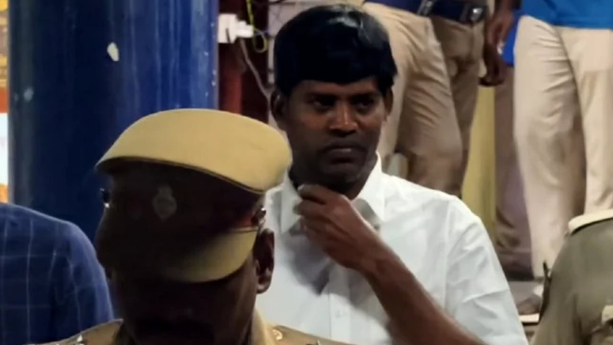 லஞ்சம் பெற்றதாக புகார்... கைது செய்யப்பட்ட முன்னாள் த.வெ.க. நிர்வாகிக்கு 15 நாள் சிறை
