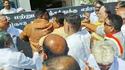 காமராஜர் பிறந்தநாள் விழா - புகைப்படத்துக்கு 'போஸ்' கொடுப்பதில் மோதிக்கொண்ட காங்கிரஸ் நிர்வாகிகள்
