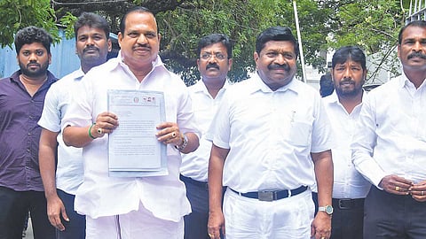 எம்.எல்.ஏ.க்கள் ராஜினாமாவில் குதிரை பேரம் - அ.தி.மு.க. சார்பில் டி.ஜி.பி. அலுவலகத்தில் புகார்