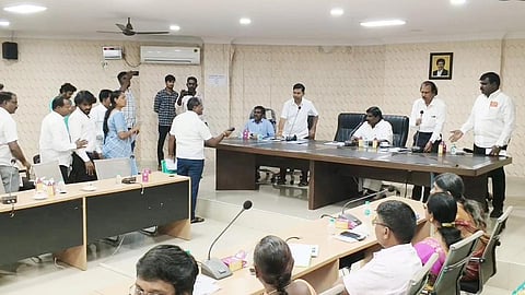 மு.க.ஸ்டாலின் படத்தை அகற்ற கூறியதால் மணலி மண்டல குழு கூட்டத்தில் த.வெ.க.-தி.மு.க. உறுப்பினர்கள் மோதல்