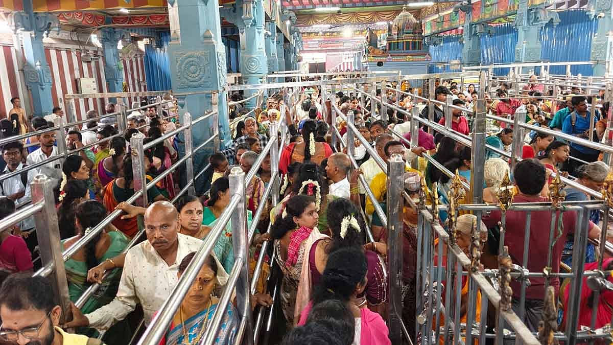 ஆடி மாதம் பிறந்தது: அம்மன் கோவில்களில் சிறப்பு வழிபாடு - ஆயிரக்கணக்கான பக்தர்கள் குவிந்தனர்
