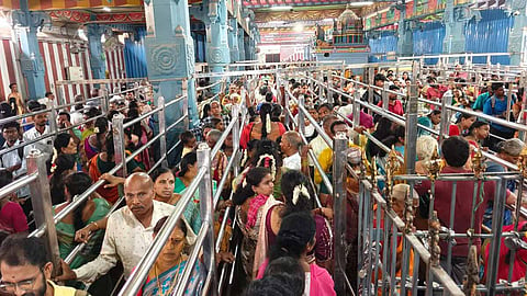 ஆடி மாதம் பிறந்தது: அம்மன் கோவில்களில் சிறப்பு வழிபாடு - ஆயிரக்கணக்கான பக்தர்கள் குவிந்தனர்
